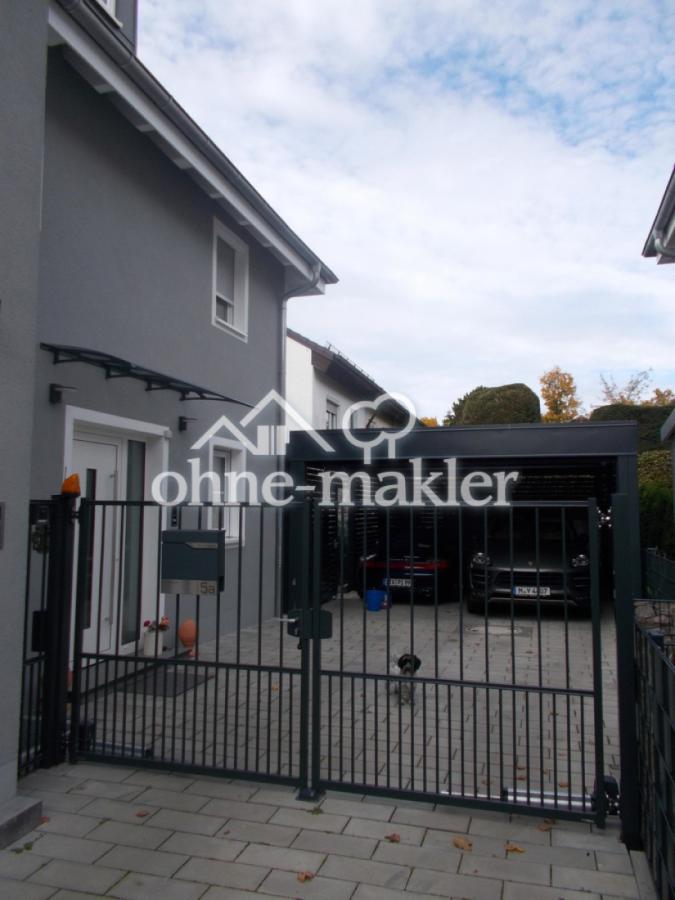 Einfahrt mit Toranlage