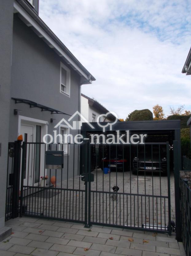 Einfahrt mit Toranlage