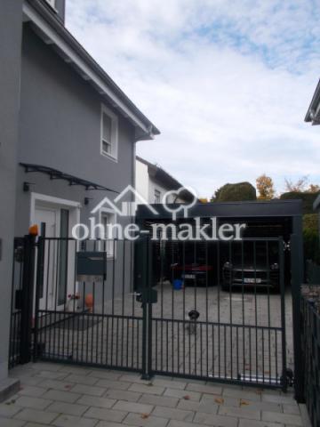 Einfahrt mit Toranlage