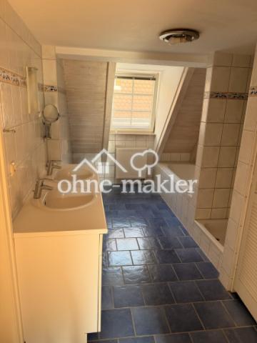 Bad mit Dusche und Badewanne