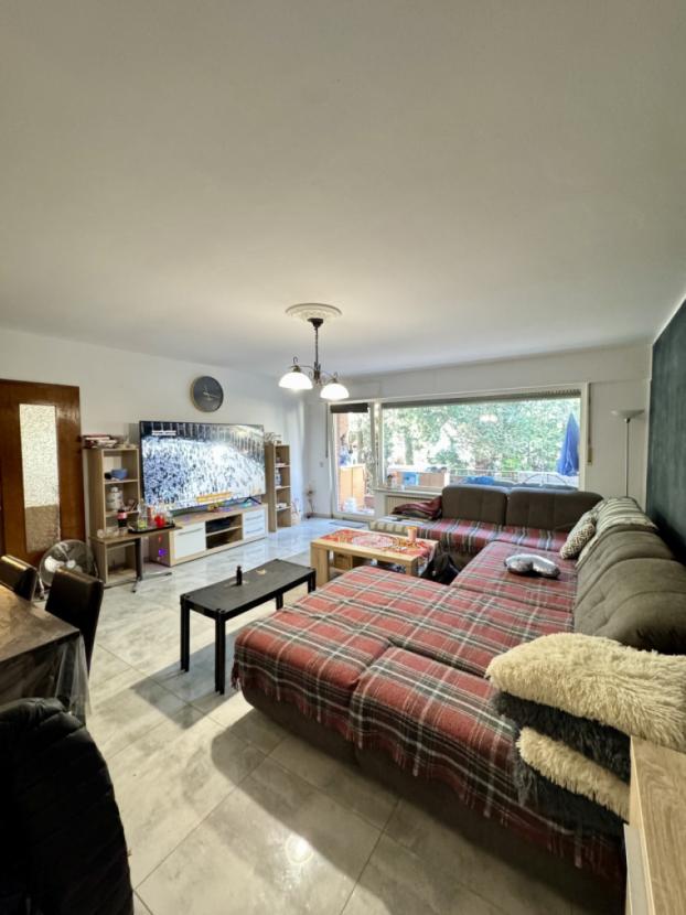 Blick uns Wohnzimmer m. Balkon