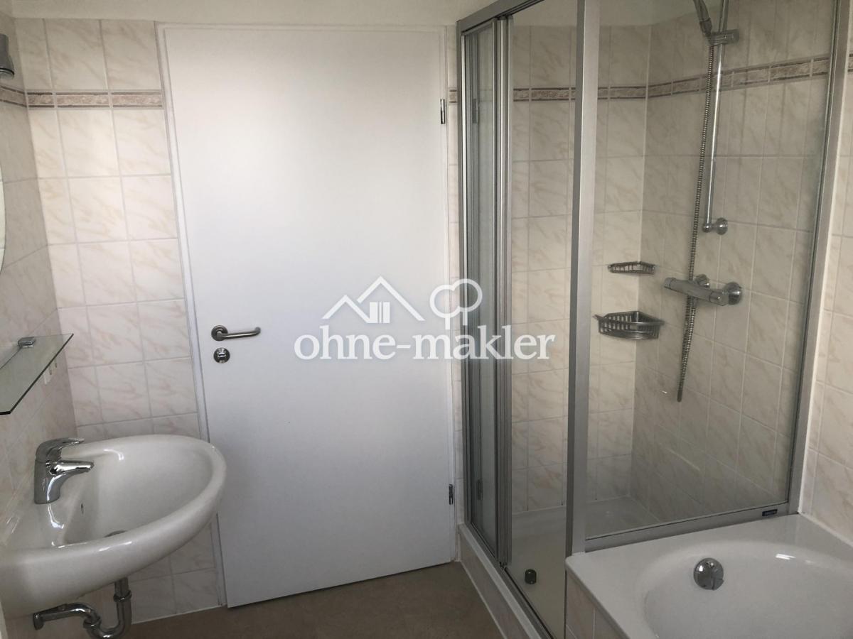 Bad mit Dusche und Wanne