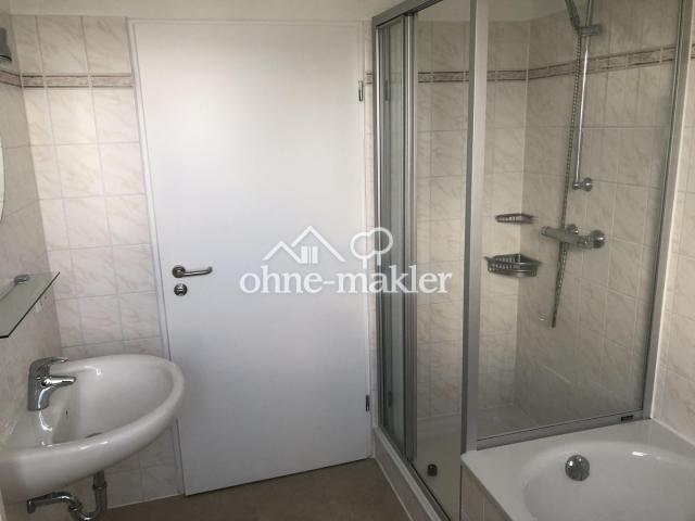 Bad mit Dusche und Wanne