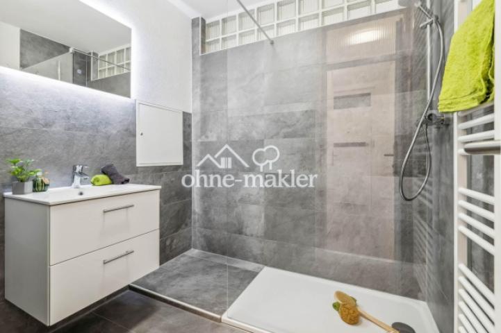 Bad mit großer Dusche