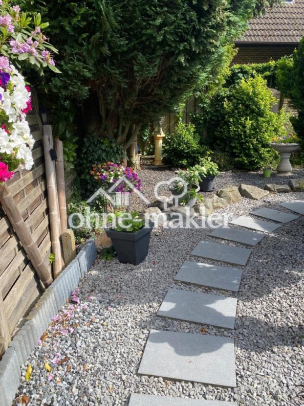 Weg durch den Garten