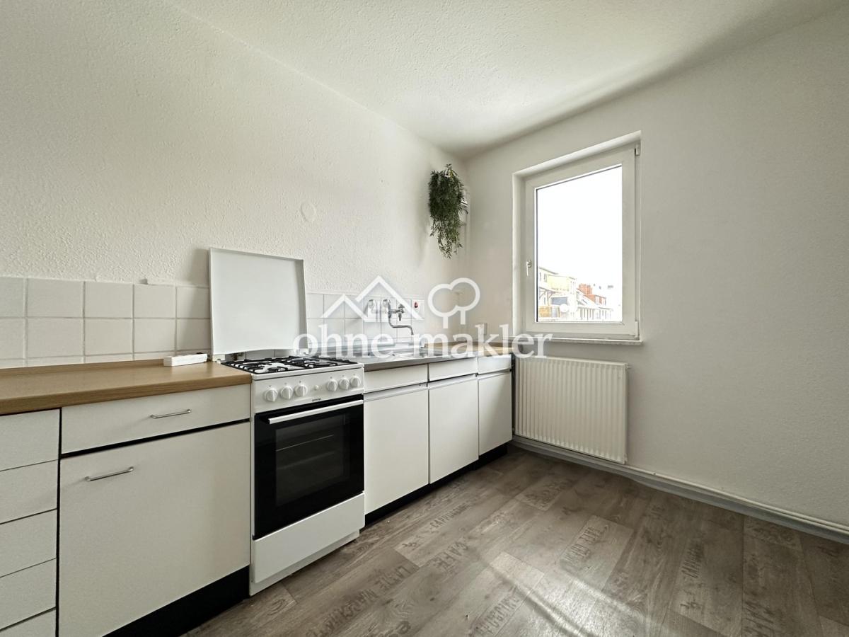 Küche mit Herd und Backofen