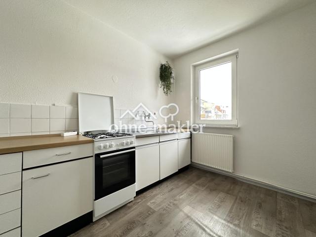 Küche mit Herd und Backofen