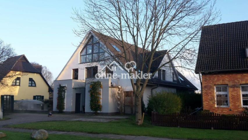 Straßenansicht mit Stellplatz