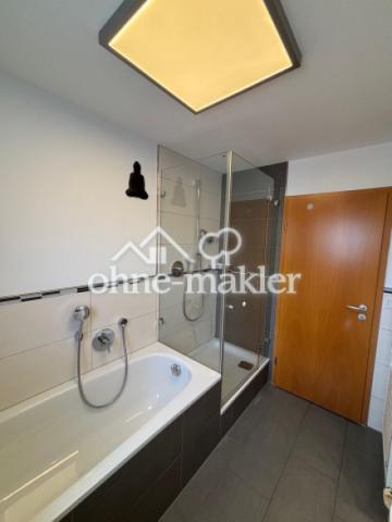 Badezimmer mit Glasdusche