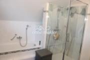 Bad OG mit Dusche u. Wanne