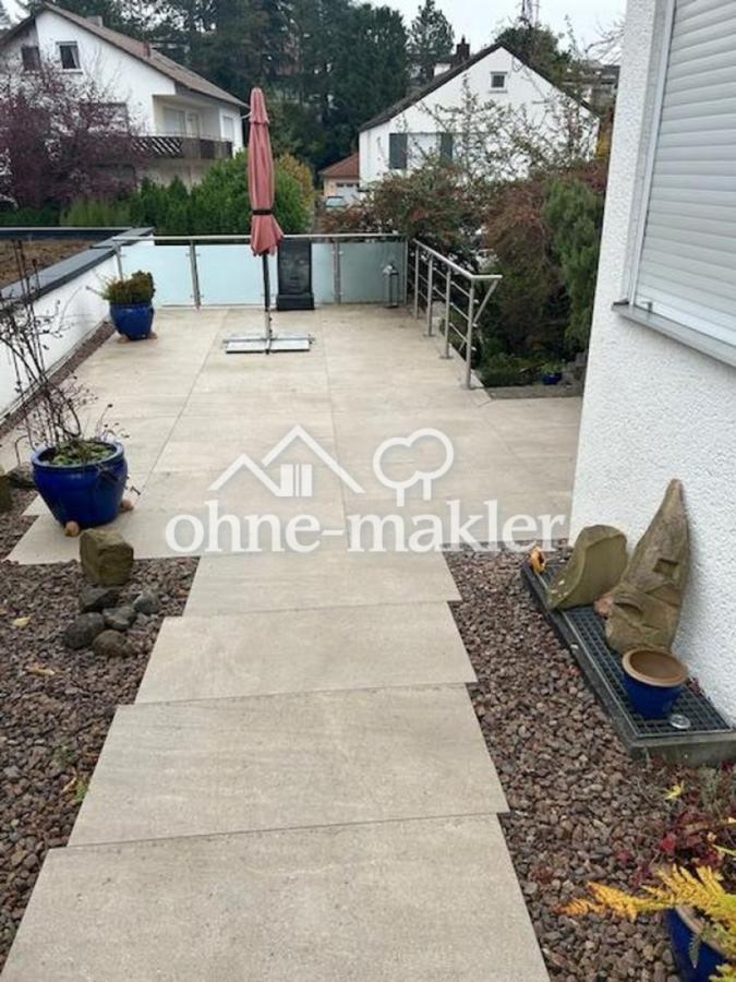 Weg mit Freisitz auf de Garage