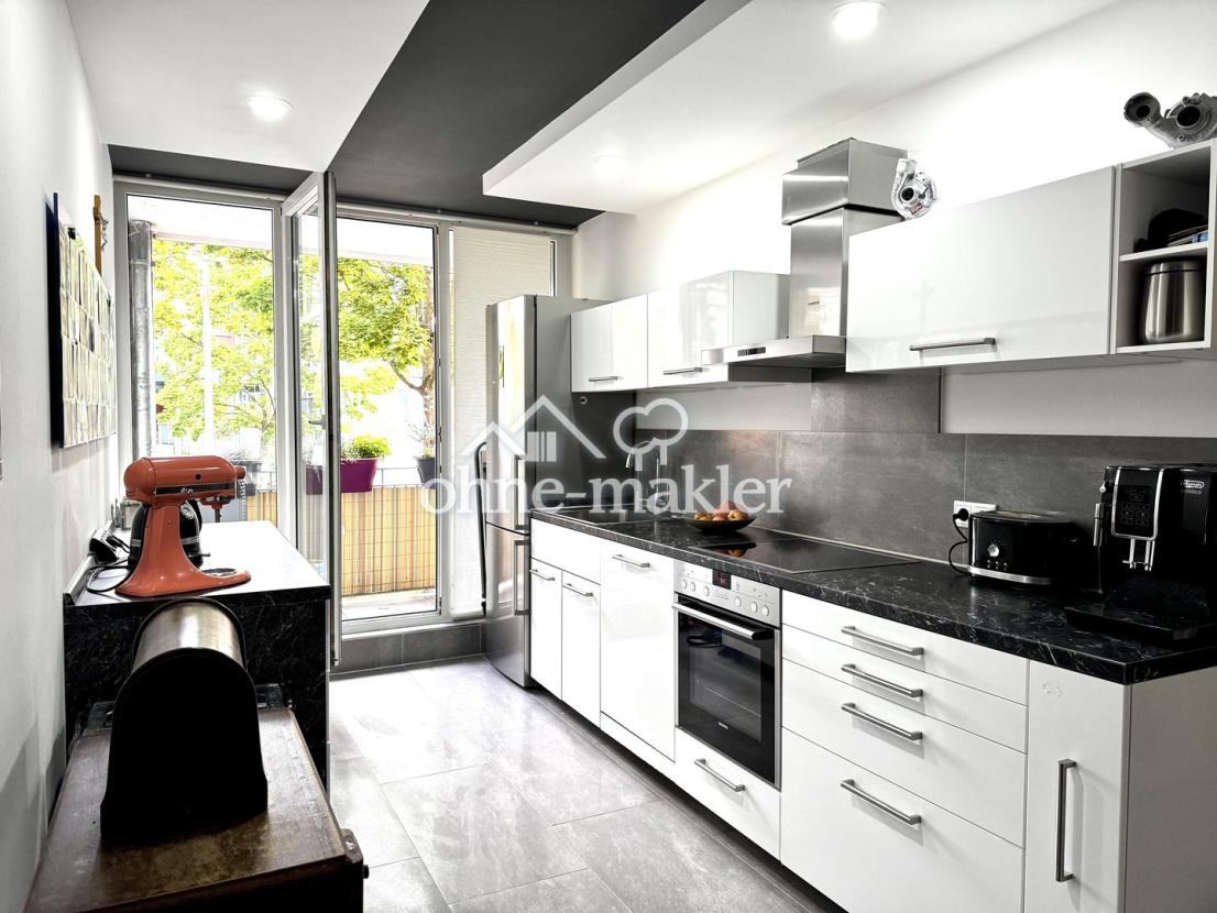 Küche mit Zugang zur Loggia 