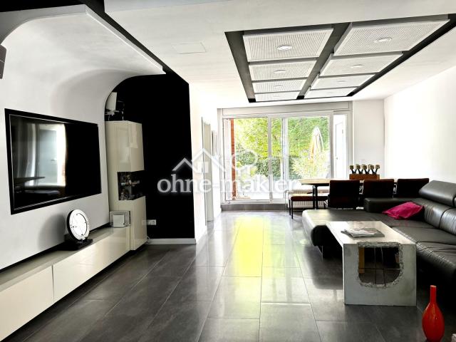 Großes helles Wohnzimmer