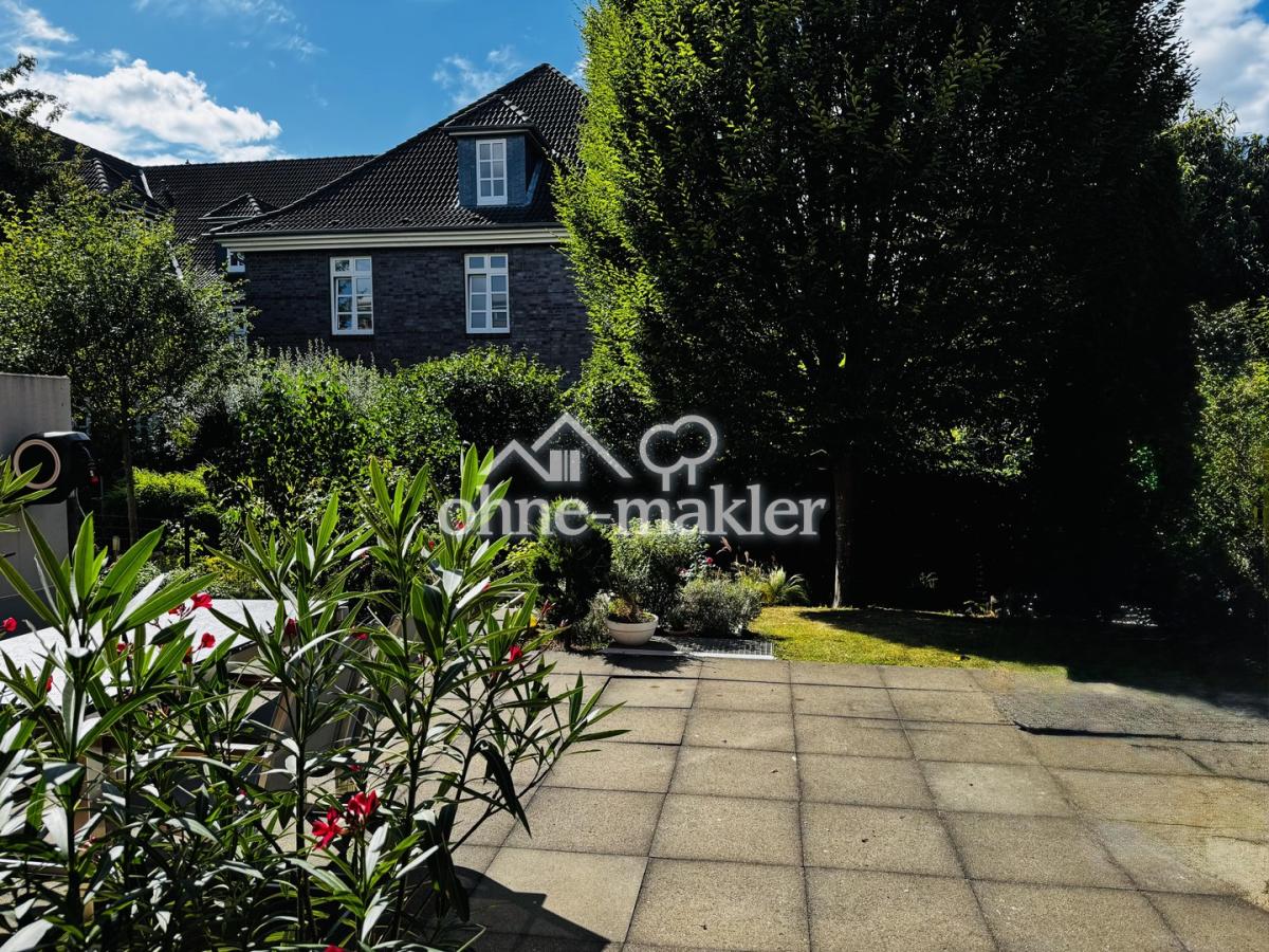 Großer Garten mit viel Grün 