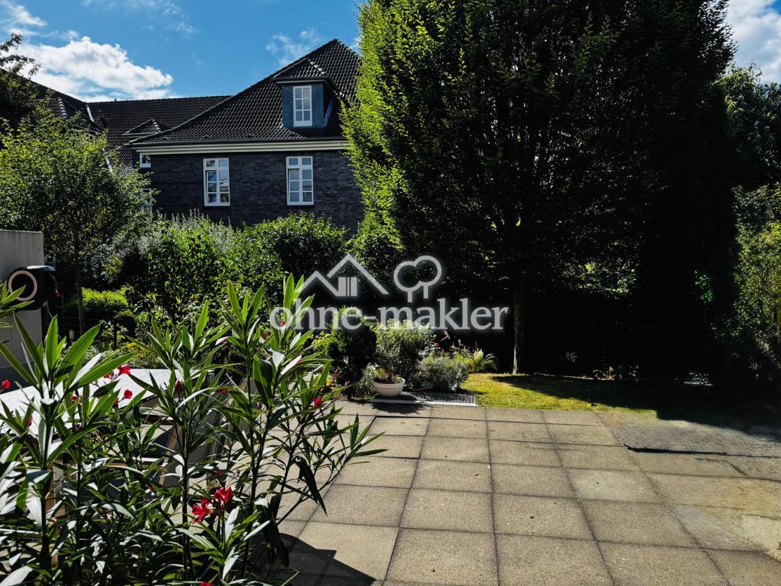 Großer Garten mit viel Grün 