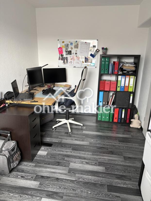 Zusätzliches Zimmer, z.Zt Büro