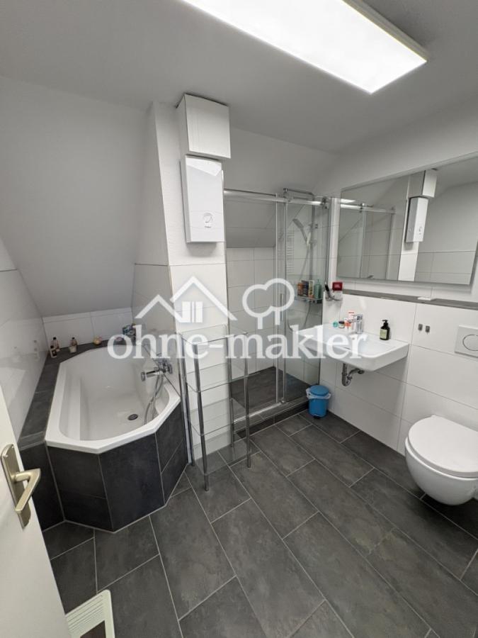 Helles Bad, Wanne und Dusche