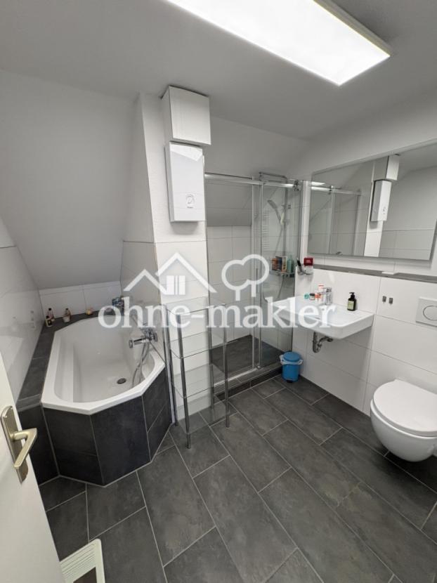 Helles Bad, Wanne und Dusche