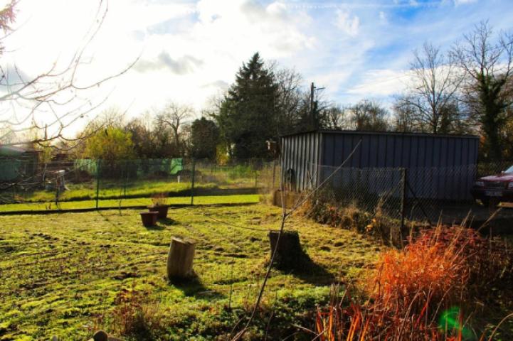 zum Nachbargrundstück