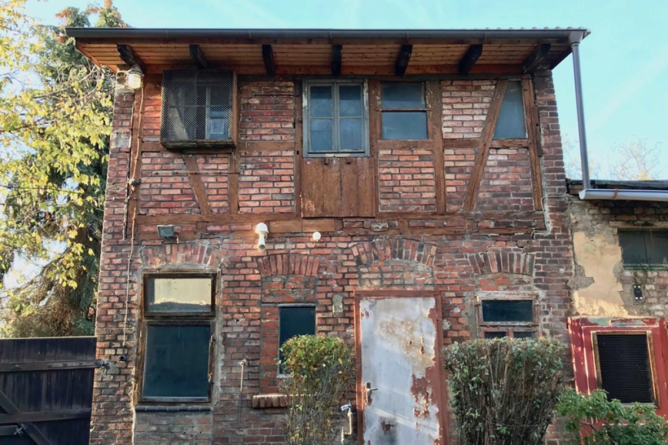 Kleines Backsteingebäude mit Keller