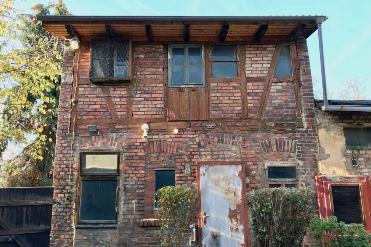 Kleines Backsteingebäude mit Keller