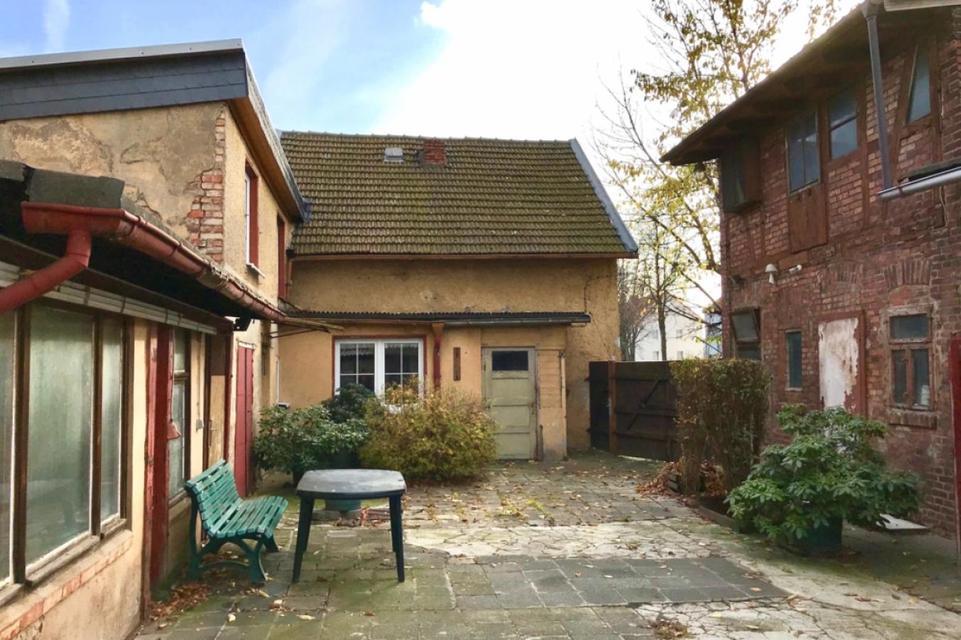 Hof von Gebäuden eingefasst