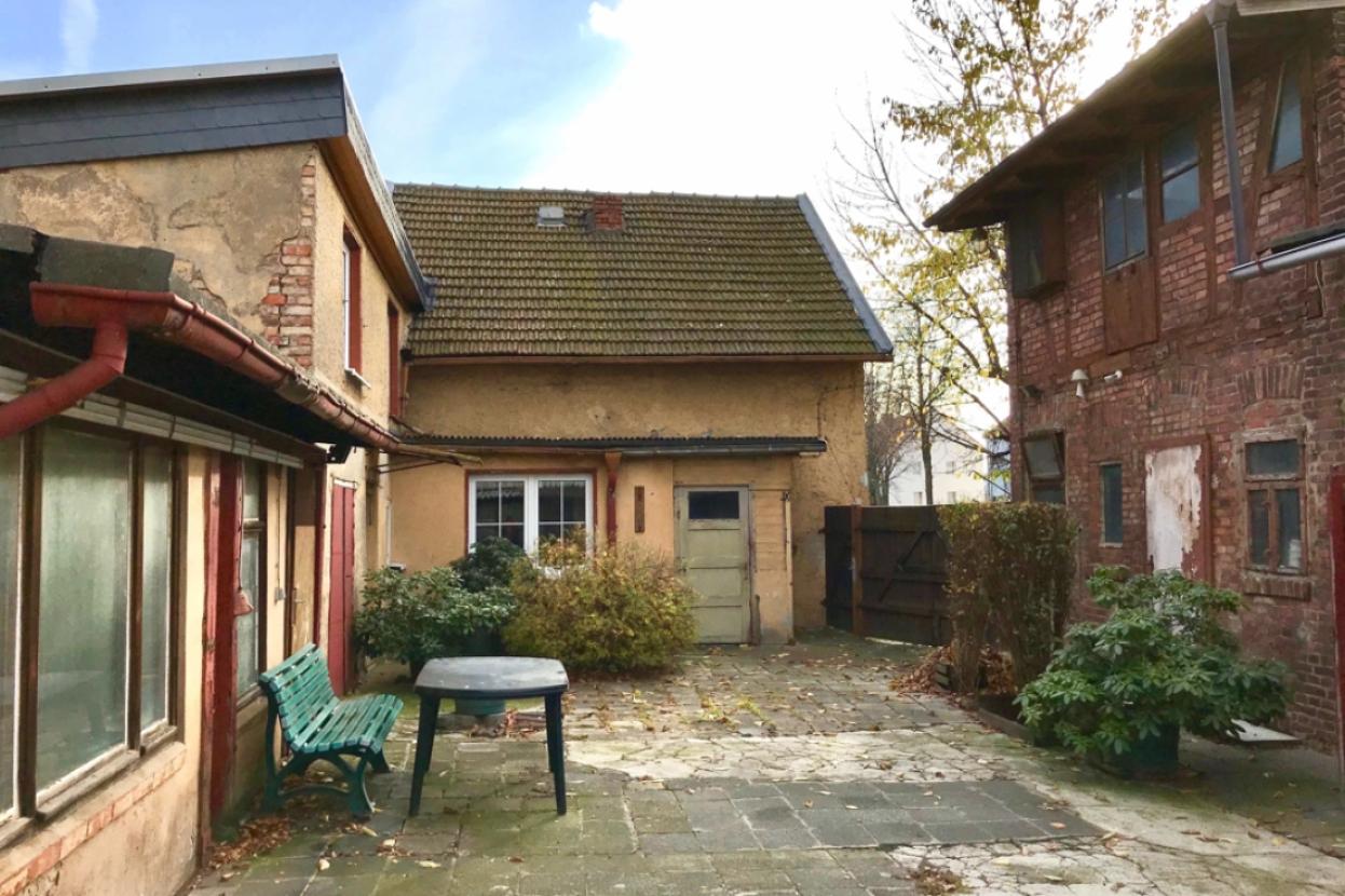 Hof von Gebäuden eingefasst