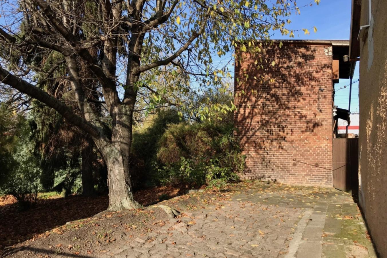 Einfahrt und PKW-Stellfläche