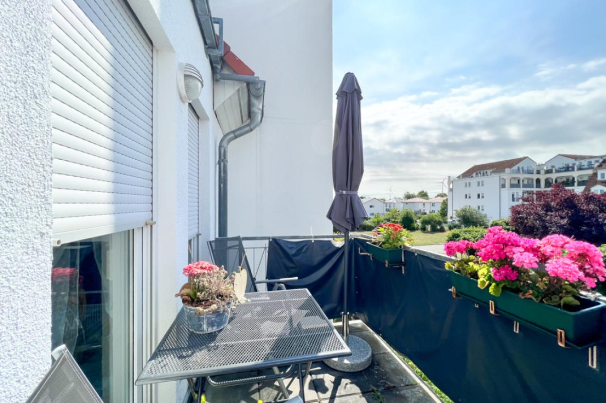 Großer Balkon am Wohnzimmer