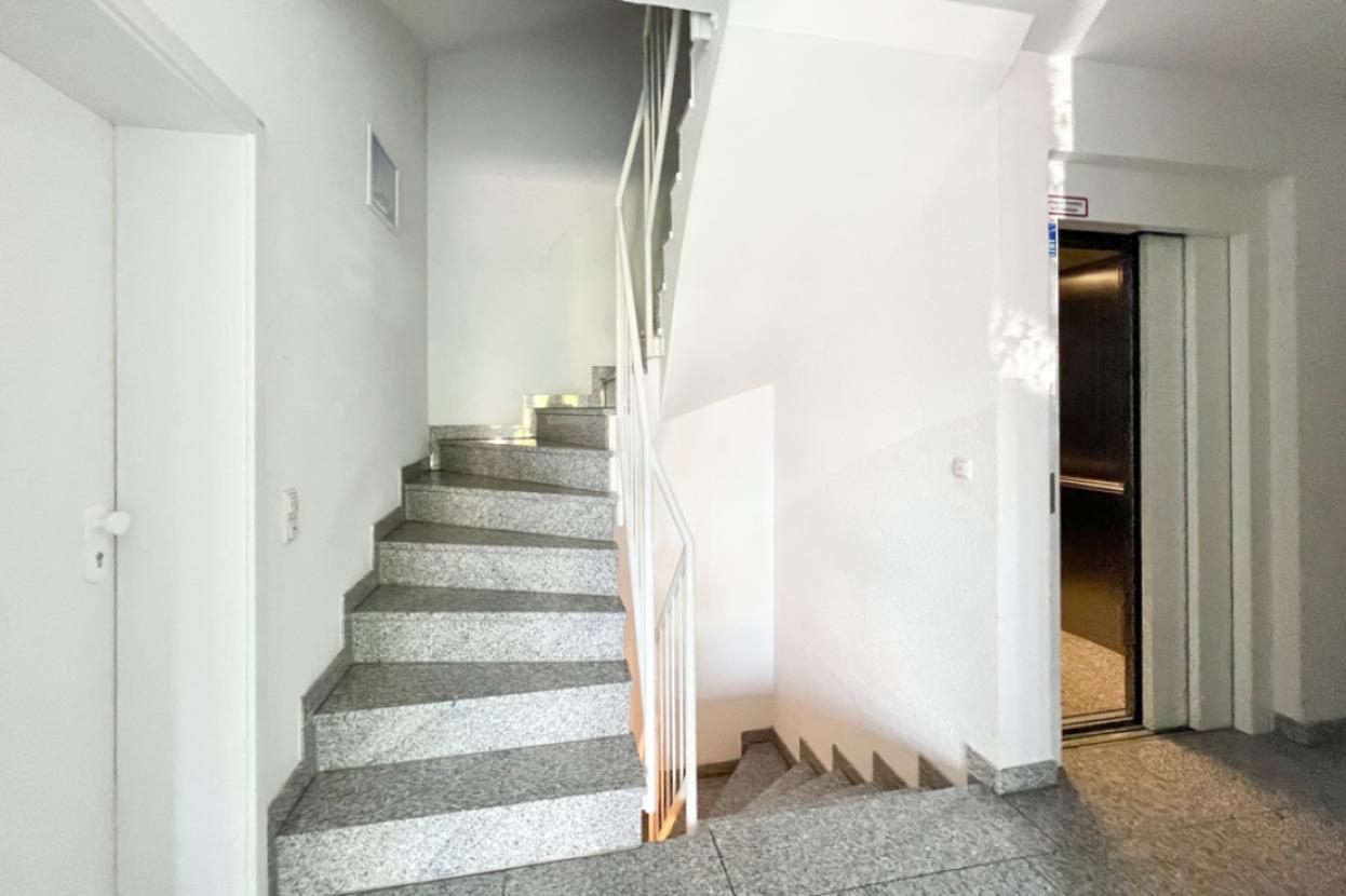 Treppenaufgang und Fahrstuhl