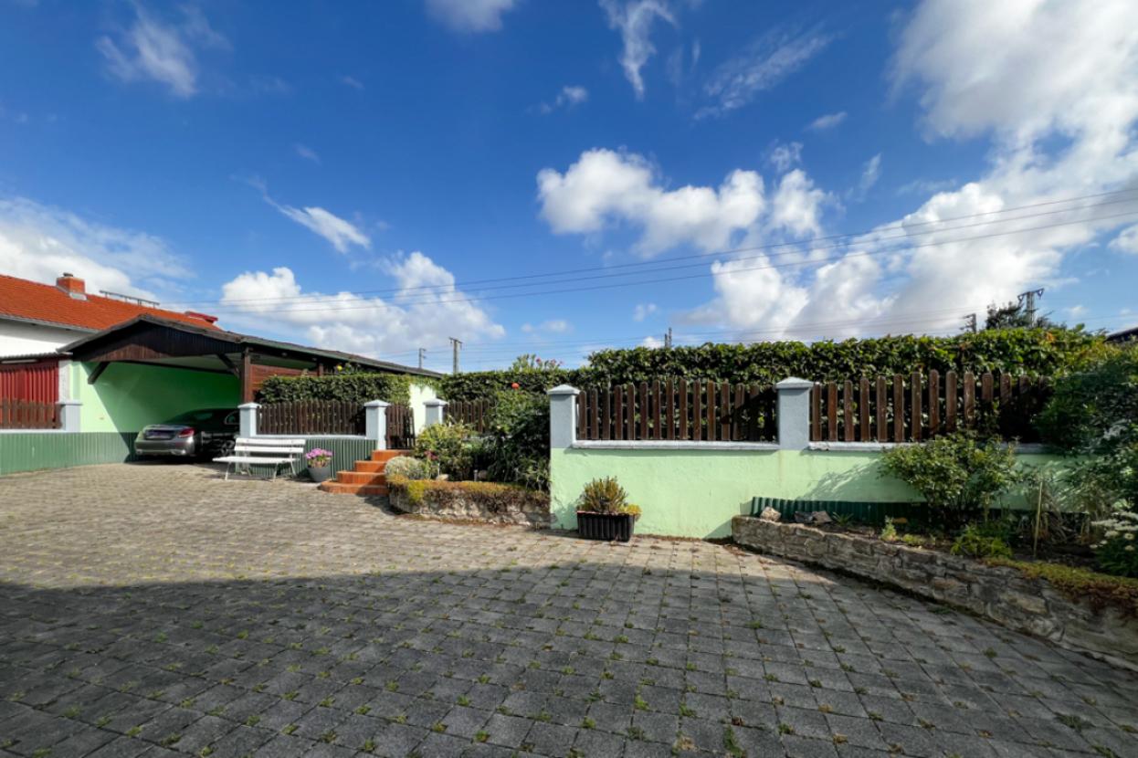 Innenhof mit Garage und Garten