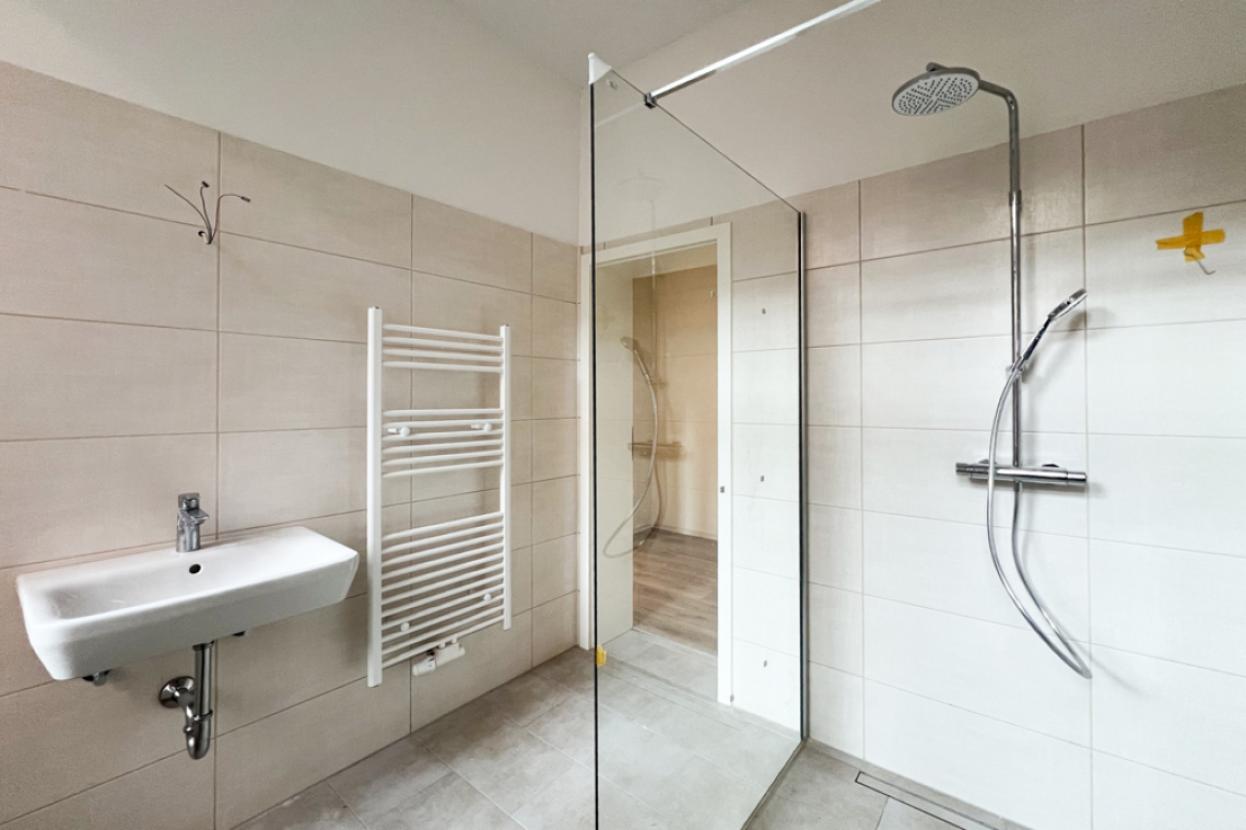 Bad mit großer Dusche
