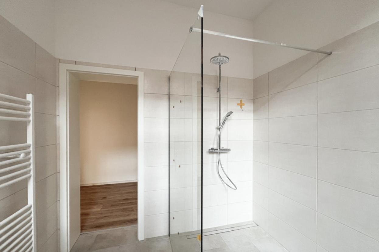 Bad mit bodentiefer Dusche