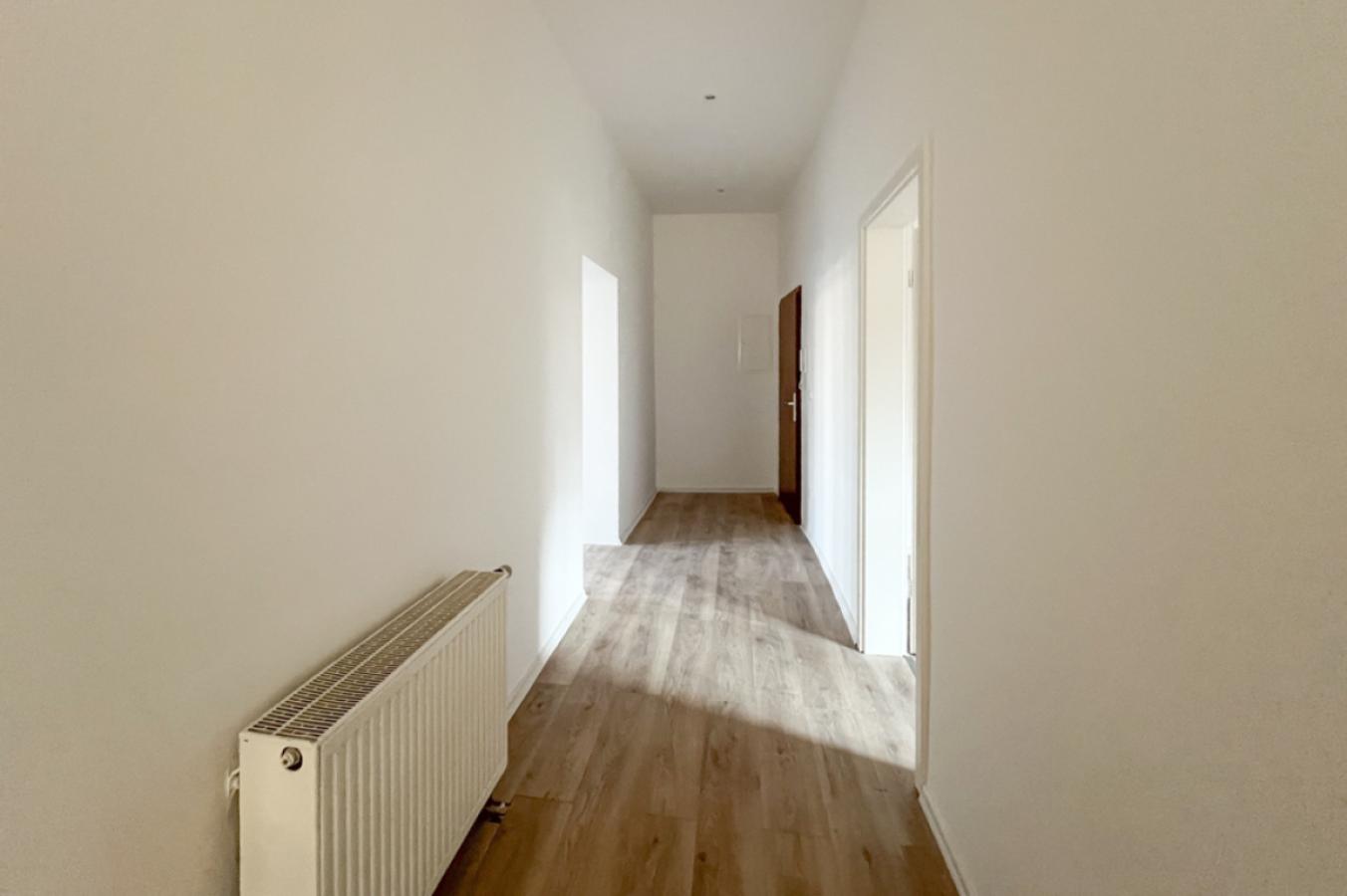 Wohnungsflur mit Eingangstür