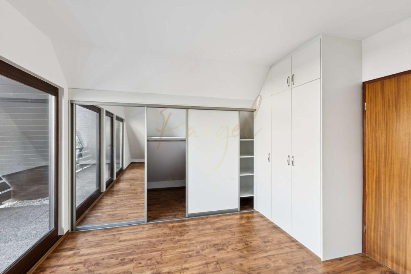 maßgeschneiderte Einbauschrank