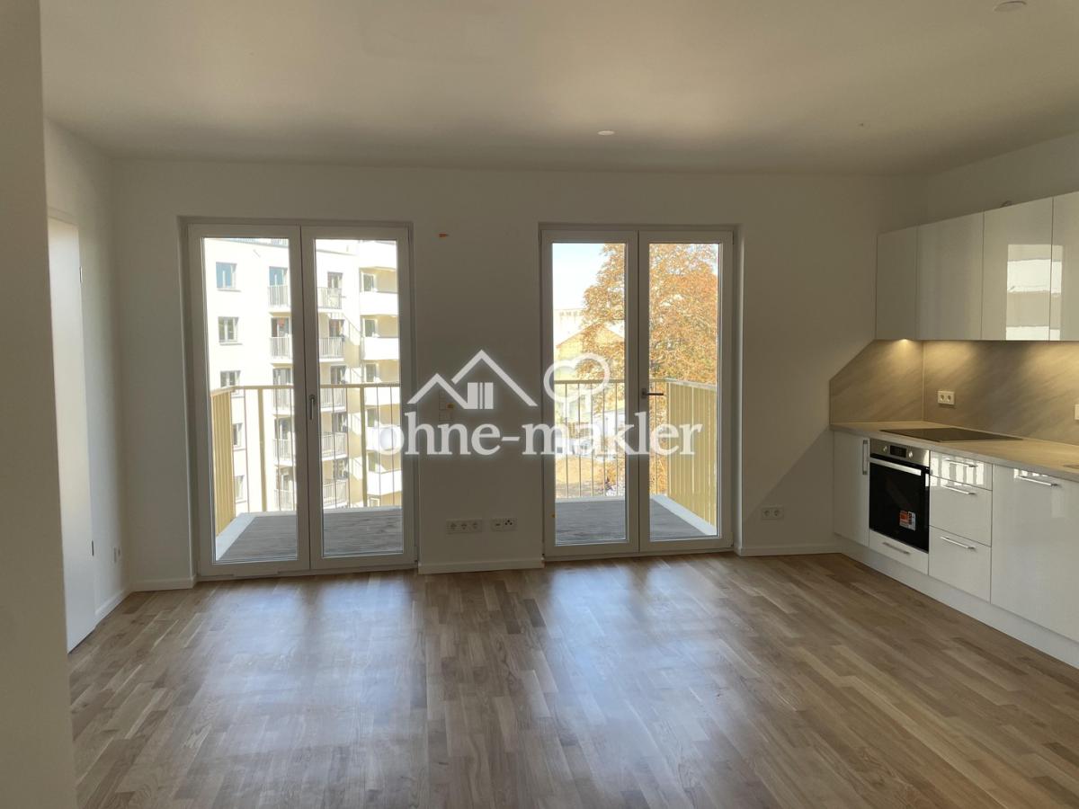 Wohnzimmer - Blick zum Balkon