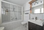 Badezimmer im Gartengeschoss