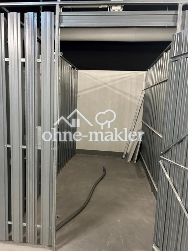 GROSSES KELLERABTEIL MIT STROM