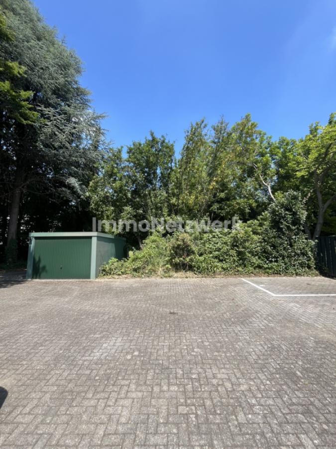 Stellplätze (MFH) und Garage