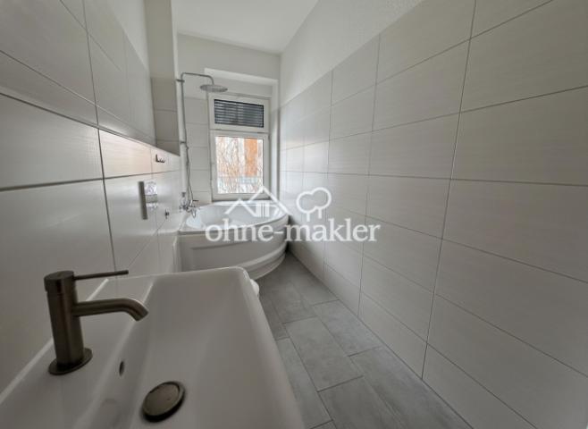 Bad mit Wanne und Tageslicht 