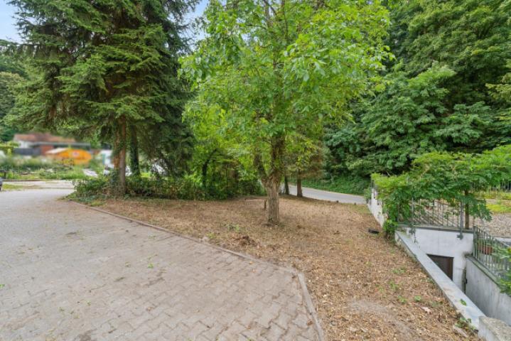 Grundstück vor dem Haus