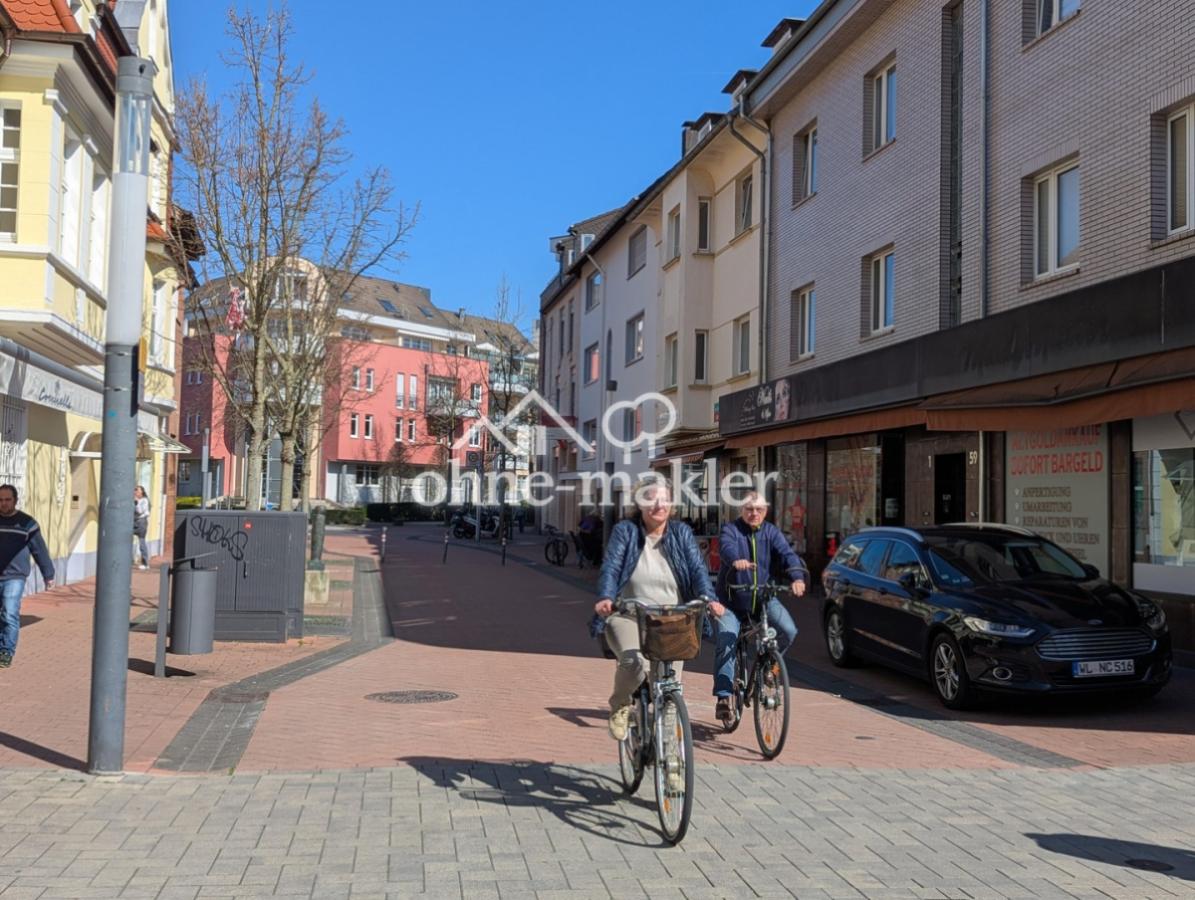 Fußgängerzone mit Hausfront