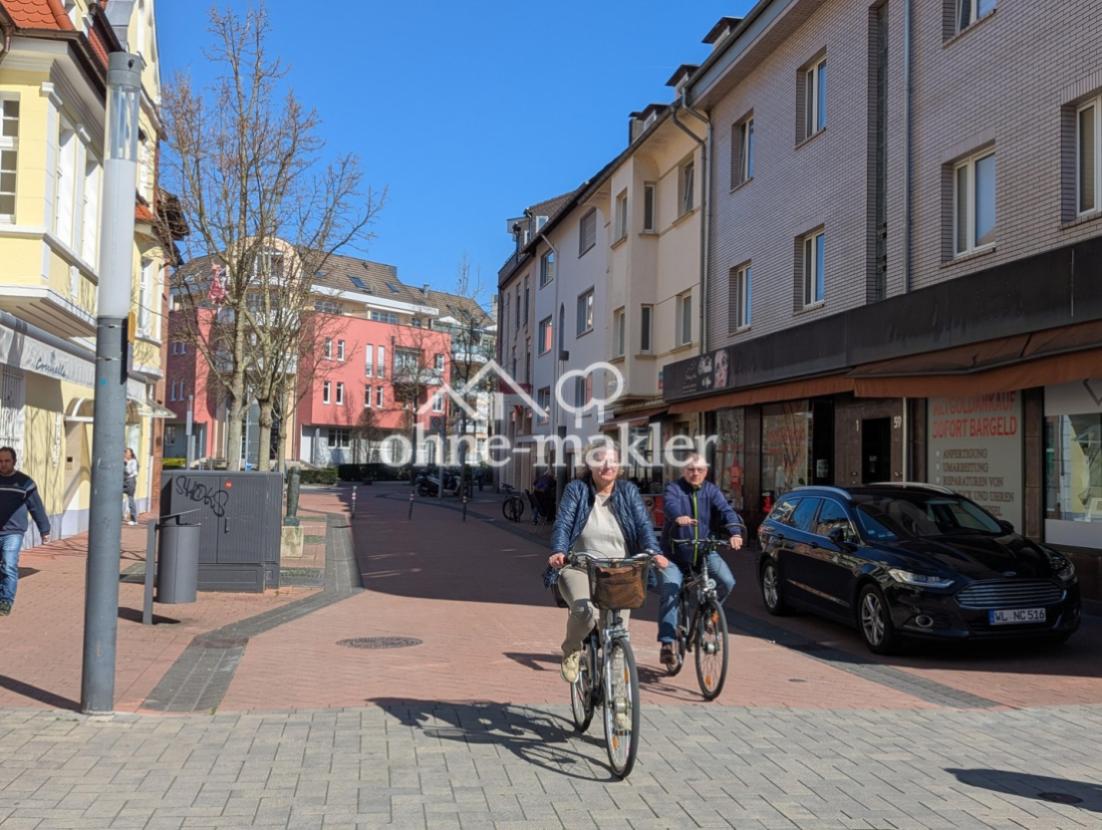 Fußgängerzone mit Hausfront