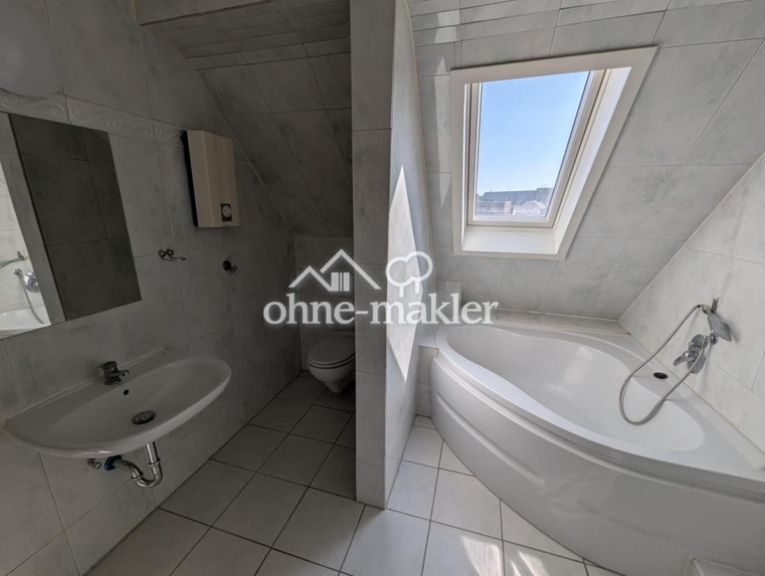 Badzimmer mit Eckbadewanne