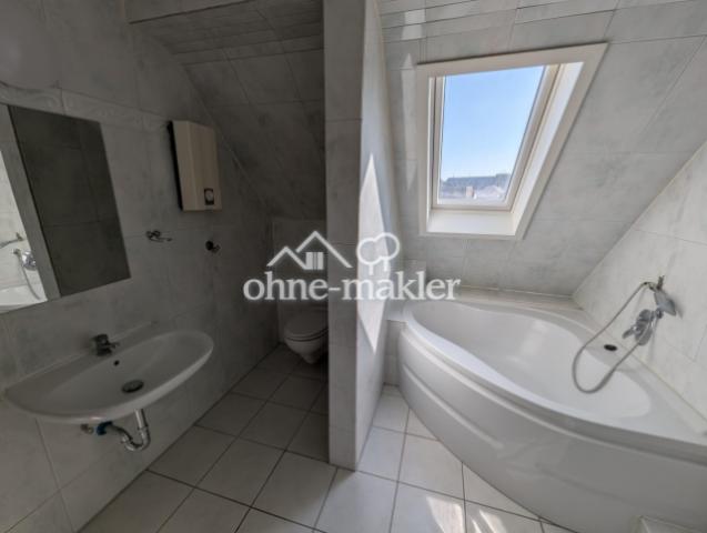 Badzimmer mit Eckbadewanne