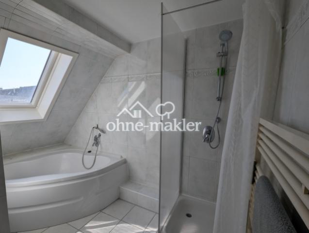 Dusche und Eckbadewanne