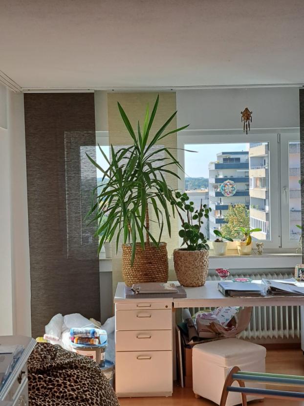 Wohnzimmer mit Zugang zum Balkon