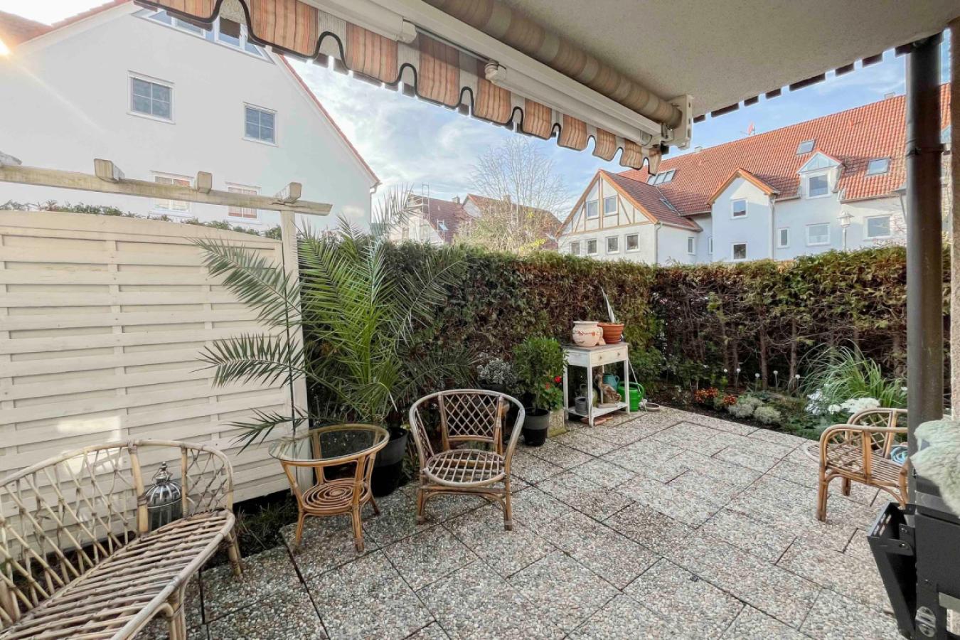 Terrasse mit kleinem Garten