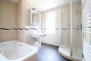 Tageslichtbadezimmer mit Wanne und Dusche