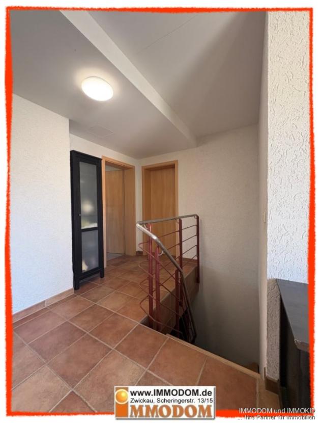 Flur im EG mit Treppe in Keller